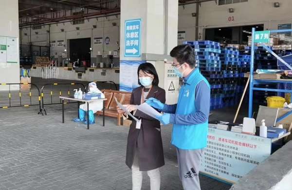 黨員先鋒赴一線 當好防疫“店小二”