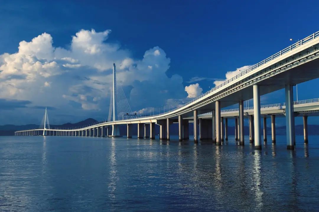 加快大灣區資本市場一體化建設，發揮前海深港金融城“橋頭堡”功能